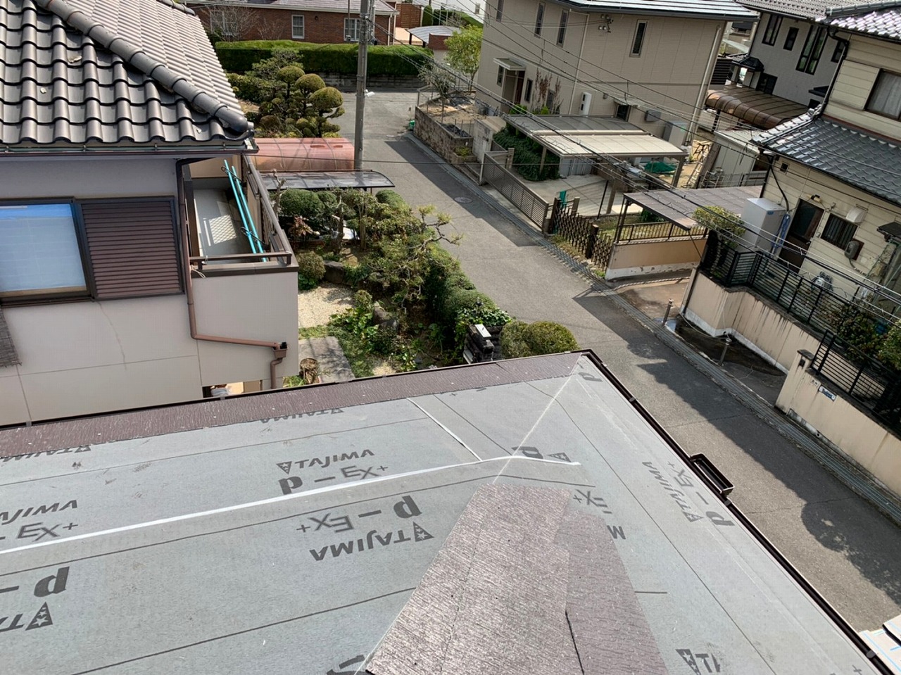 生駒市の葺き替え工事、大屋根にコロニアルクァッド設置